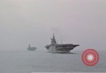 Standbild USS Shangri La Pazifik, 1945, aus Sekunde 50 historischem Filmmaterial Videoclip 65675071026