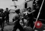 Image de nombreux hélicoptères américains Vietnam, 1963, de la seconde 18 séquences d'archives historiques vidéo 65675071037