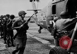 Image de nombreux hélicoptères américains Vietnam, 1963, de la seconde 20 séquences d'archives historiques vidéo 65675071037