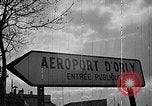 Standbild Französische Fallschirmjäger Ankommen am Flughafen Orly Flugplatz Paris Frankreich, 1952, aus Sekunde 1 historischem Filmmaterial Videoclip 65675071121