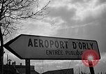 Standbild Französische Fallschirmjäger Ankommen am Flughafen Orly Flugplatz Paris Frankreich, 1952, aus Sekunde 3 historischem Filmmaterial Videoclip 65675071121