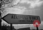 Standbild Französische Fallschirmjäger Ankommen am Flughafen Orly Flugplatz Paris Frankreich, 1952, aus Sekunde 4 historischem Filmmaterial Videoclip 65675071121