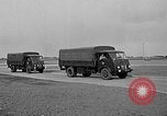 Standbild Französische Fallschirmjäger Ankommen am Flughafen Orly Flugplatz Paris Frankreich, 1952, aus Sekunde 5 historischem Filmmaterial Videoclip 65675071121