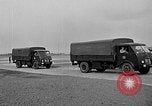 Standbild Französische Fallschirmjäger Ankommen am Flughafen Orly Flugplatz Paris Frankreich, 1952, aus Sekunde 6 historischem Filmmaterial Videoclip 65675071121