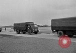 Standbild Französische Fallschirmjäger Ankommen am Flughafen Orly Flugplatz Paris Frankreich, 1952, aus Sekunde 7 historischem Filmmaterial Videoclip 65675071121