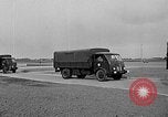 Standbild Französische Fallschirmjäger Ankommen am Flughafen Orly Flugplatz Paris Frankreich, 1952, aus Sekunde 8 historischem Filmmaterial Videoclip 65675071121