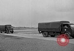 Standbild Französische Fallschirmjäger Ankommen am Flughafen Orly Flugplatz Paris Frankreich, 1952, aus Sekunde 9 historischem Filmmaterial Videoclip 65675071121
