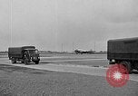 Standbild Französische Fallschirmjäger Ankommen am Flughafen Orly Flugplatz Paris Frankreich, 1952, aus Sekunde 10 historischem Filmmaterial Videoclip 65675071121