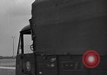 Standbild Französische Fallschirmjäger Ankommen am Flughafen Orly Flugplatz Paris Frankreich, 1952, aus Sekunde 11 historischem Filmmaterial Videoclip 65675071121