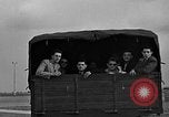 Standbild Französische Fallschirmjäger Ankommen am Flughafen Orly Flugplatz Paris Frankreich, 1952, aus Sekunde 13 historischem Filmmaterial Videoclip 65675071121