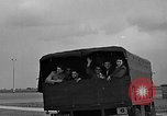 Standbild Französische Fallschirmjäger Ankommen am Flughafen Orly Flugplatz Paris Frankreich, 1952, aus Sekunde 14 historischem Filmmaterial Videoclip 65675071121
