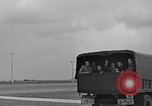 Standbild Französische Fallschirmjäger Ankommen am Flughafen Orly Flugplatz Paris Frankreich, 1952, aus Sekunde 15 historischem Filmmaterial Videoclip 65675071121