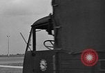 Standbild Französische Fallschirmjäger Ankommen am Flughafen Orly Flugplatz Paris Frankreich, 1952, aus Sekunde 16 historischem Filmmaterial Videoclip 65675071121