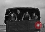 Standbild Französische Fallschirmjäger Ankommen am Flughafen Orly Flugplatz Paris Frankreich, 1952, aus Sekunde 18 historischem Filmmaterial Videoclip 65675071121