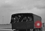 Standbild Französische Fallschirmjäger Ankommen am Flughafen Orly Flugplatz Paris Frankreich, 1952, aus Sekunde 19 historischem Filmmaterial Videoclip 65675071121