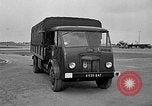Standbild Französische Fallschirmjäger Ankommen am Flughafen Orly Flugplatz Paris Frankreich, 1952, aus Sekunde 20 historischem Filmmaterial Videoclip 65675071121