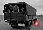 Standbild Französische Fallschirmjäger Ankommen am Flughafen Orly Flugplatz Paris Frankreich, 1952, aus Sekunde 24 historischem Filmmaterial Videoclip 65675071121