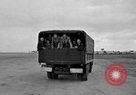 Standbild Französische Fallschirmjäger Ankommen am Flughafen Orly Flugplatz Paris Frankreich, 1952, aus Sekunde 25 historischem Filmmaterial Videoclip 65675071121