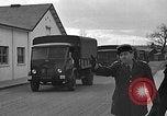 Standbild Französische Fallschirmjäger Ankommen am Flughafen Orly Flugplatz Paris Frankreich, 1952, aus Sekunde 32 historischem Filmmaterial Videoclip 65675071121