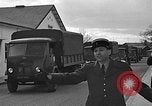 Standbild Französische Fallschirmjäger Ankommen am Flughafen Orly Flugplatz Paris Frankreich, 1952, aus Sekunde 33 historischem Filmmaterial Videoclip 65675071121