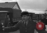 Standbild Französische Fallschirmjäger Ankommen am Flughafen Orly Flugplatz Paris Frankreich, 1952, aus Sekunde 34 historischem Filmmaterial Videoclip 65675071121
