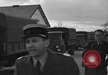 Standbild Französische Fallschirmjäger Ankommen am Flughafen Orly Flugplatz Paris Frankreich, 1952, aus Sekunde 35 historischem Filmmaterial Videoclip 65675071121