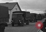 Standbild Französische Fallschirmjäger Ankommen am Flughafen Orly Flugplatz Paris Frankreich, 1952, aus Sekunde 36 historischem Filmmaterial Videoclip 65675071121
