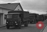 Standbild Französische Fallschirmjäger Ankommen am Flughafen Orly Flugplatz Paris Frankreich, 1952, aus Sekunde 37 historischem Filmmaterial Videoclip 65675071121