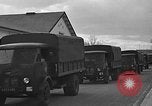 Standbild Französische Fallschirmjäger Ankommen am Flughafen Orly Flugplatz Paris Frankreich, 1952, aus Sekunde 38 historischem Filmmaterial Videoclip 65675071121