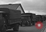 Standbild Französische Fallschirmjäger Ankommen am Flughafen Orly Flugplatz Paris Frankreich, 1952, aus Sekunde 39 historischem Filmmaterial Videoclip 65675071121