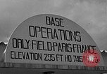 Standbild Französische Fallschirmjäger Ankommen am Flughafen Orly Flugplatz Paris Frankreich, 1952, aus Sekunde 40 historischem Filmmaterial Videoclip 65675071121