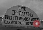 Standbild Französische Fallschirmjäger Ankommen am Flughafen Orly Flugplatz Paris Frankreich, 1952, aus Sekunde 41 historischem Filmmaterial Videoclip 65675071121