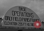 Standbild Französische Fallschirmjäger Ankommen am Flughafen Orly Flugplatz Paris Frankreich, 1952, aus Sekunde 42 historischem Filmmaterial Videoclip 65675071121