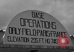 Standbild Französische Fallschirmjäger Ankommen am Flughafen Orly Flugplatz Paris Frankreich, 1952, aus Sekunde 43 historischem Filmmaterial Videoclip 65675071121