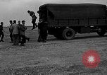 Standbild Französische Fallschirmjäger Ankommen am Flughafen Orly Flugplatz Paris Frankreich, 1952, aus Sekunde 44 historischem Filmmaterial Videoclip 65675071121