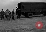 Standbild Französische Fallschirmjäger Ankommen am Flughafen Orly Flugplatz Paris Frankreich, 1952, aus Sekunde 45 historischem Filmmaterial Videoclip 65675071121