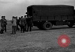 Standbild Französische Fallschirmjäger Ankommen am Flughafen Orly Flugplatz Paris Frankreich, 1952, aus Sekunde 46 historischem Filmmaterial Videoclip 65675071121