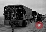 Standbild Französische Fallschirmjäger Ankommen am Flughafen Orly Flugplatz Paris Frankreich, 1952, aus Sekunde 47 historischem Filmmaterial Videoclip 65675071121