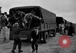 Standbild Französische Fallschirmjäger Ankommen am Flughafen Orly Flugplatz Paris Frankreich, 1952, aus Sekunde 48 historischem Filmmaterial Videoclip 65675071121