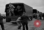 Standbild Französische Fallschirmjäger Ankommen am Flughafen Orly Flugplatz Paris Frankreich, 1952, aus Sekunde 49 historischem Filmmaterial Videoclip 65675071121