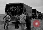 Standbild Französische Fallschirmjäger Ankommen am Flughafen Orly Flugplatz Paris Frankreich, 1952, aus Sekunde 50 historischem Filmmaterial Videoclip 65675071121