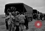 Standbild Französische Fallschirmjäger Ankommen am Flughafen Orly Flugplatz Paris Frankreich, 1952, aus Sekunde 51 historischem Filmmaterial Videoclip 65675071121