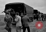 Standbild Französische Fallschirmjäger Ankommen am Flughafen Orly Flugplatz Paris Frankreich, 1952, aus Sekunde 52 historischem Filmmaterial Videoclip 65675071121