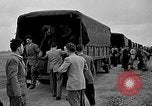 Standbild Französische Fallschirmjäger Ankommen am Flughafen Orly Flugplatz Paris Frankreich, 1952, aus Sekunde 53 historischem Filmmaterial Videoclip 65675071121