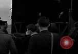 Standbild Französische Fallschirmjäger Ankommen am Flughafen Orly Flugplatz Paris Frankreich, 1952, aus Sekunde 55 historischem Filmmaterial Videoclip 65675071121