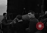 Standbild Französische Fallschirmjäger Ankommen am Flughafen Orly Flugplatz Paris Frankreich, 1952, aus Sekunde 56 historischem Filmmaterial Videoclip 65675071121