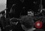 Standbild Französische Fallschirmjäger Ankommen am Flughafen Orly Flugplatz Paris Frankreich, 1952, aus Sekunde 57 historischem Filmmaterial Videoclip 65675071121