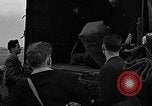 Standbild Französische Fallschirmjäger Ankommen am Flughafen Orly Flugplatz Paris Frankreich, 1952, aus Sekunde 58 historischem Filmmaterial Videoclip 65675071121