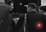 Standbild Französische Fallschirmjäger Ankommen am Flughafen Orly Flugplatz Paris Frankreich, 1952, aus Sekunde 59 historischem Filmmaterial Videoclip 65675071121