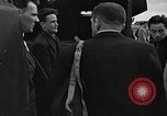 Standbild Französische Fallschirmjäger Ankommen am Flughafen Orly Flugplatz Paris Frankreich, 1952, aus Sekunde 60 historischem Filmmaterial Videoclip 65675071121